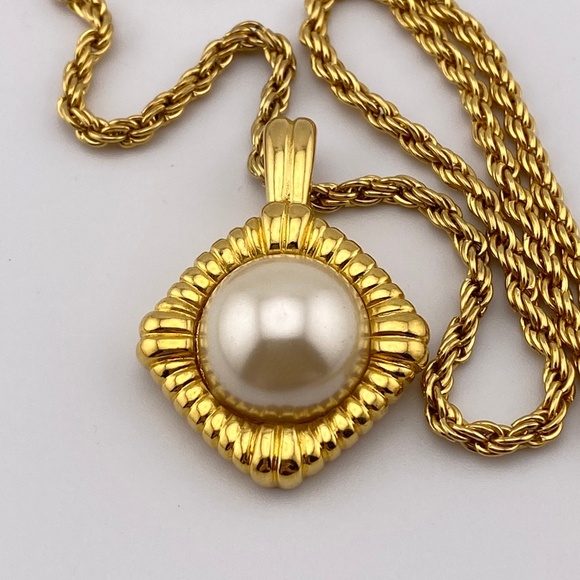 VTG Kenneth Jay Lane Faux Pearl Gold Tone Necklace - Picture 7 of 8